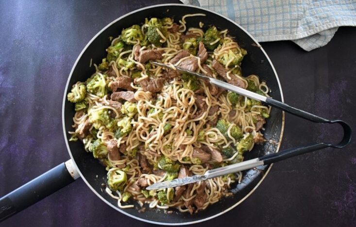 Beef in frying pan with broccoli and noodles