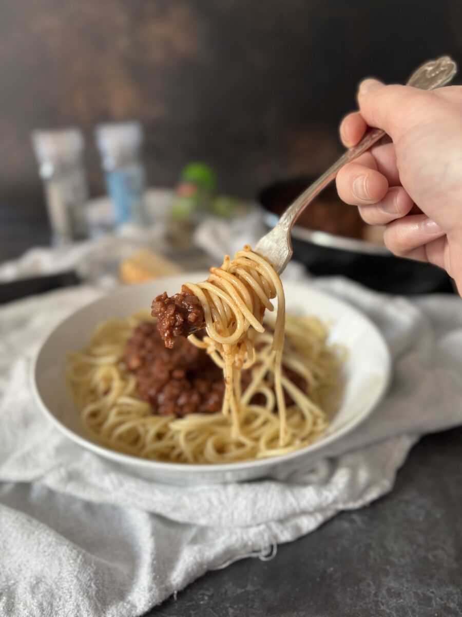 fork with spaghetti and bolognese.